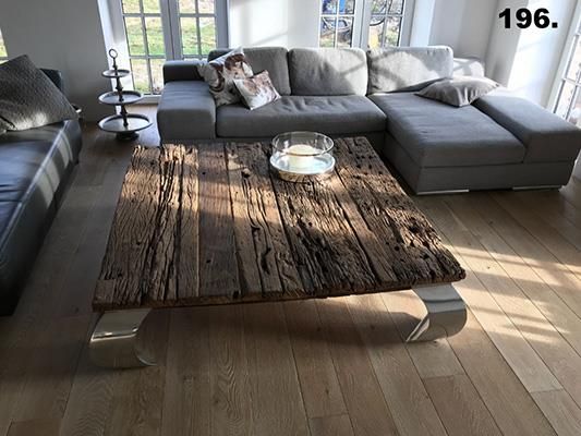 Ein Wohnzimmer mit einer Couch und einem Couchtisch aus Holz
