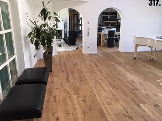 Ein Wohnzimmer mit Holzboden und einem Klavier