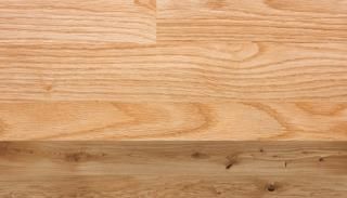 Eine Nahaufnahme eines Holzstücks, die die Maserung des Holzes zeigt.