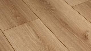 Eine Nahaufnahme eines Holzbodens mit starker Maserung.