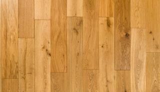 Es ist eine Nahaufnahme eines Holzbodens.