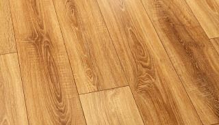 Es ist eine Nahaufnahme eines Holzbodens.