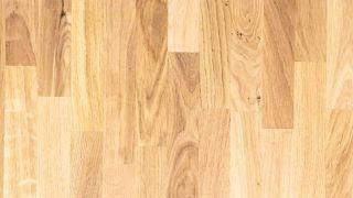 Es ist eine Nahaufnahme eines Holzbodens.