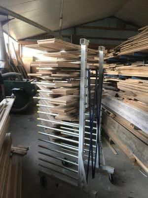 Ein mit Holzbrettern gefüllter Wagen in einem Lagerhaus.