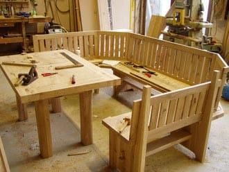 In einer Werkstatt werden ein Holztisch und eine Bank gebaut.