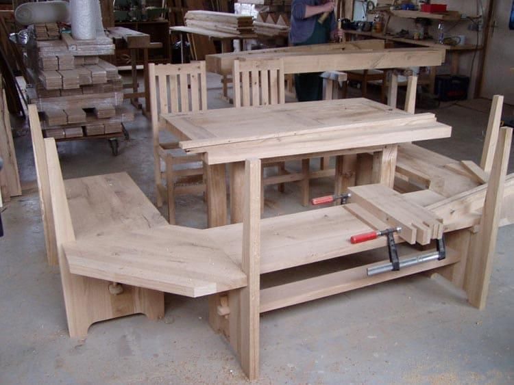 In einer Werkstatt werden ein Holztisch und Stühle gebaut