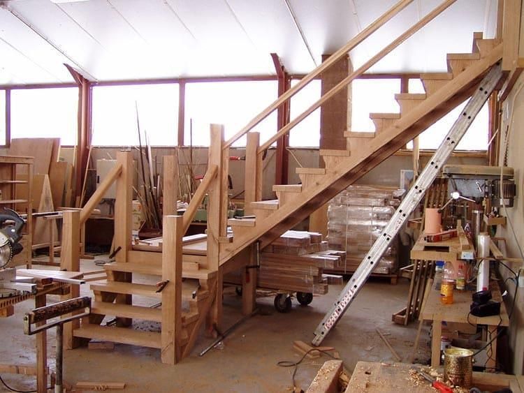 In einer Werkstatt wird eine Holztreppe gebaut