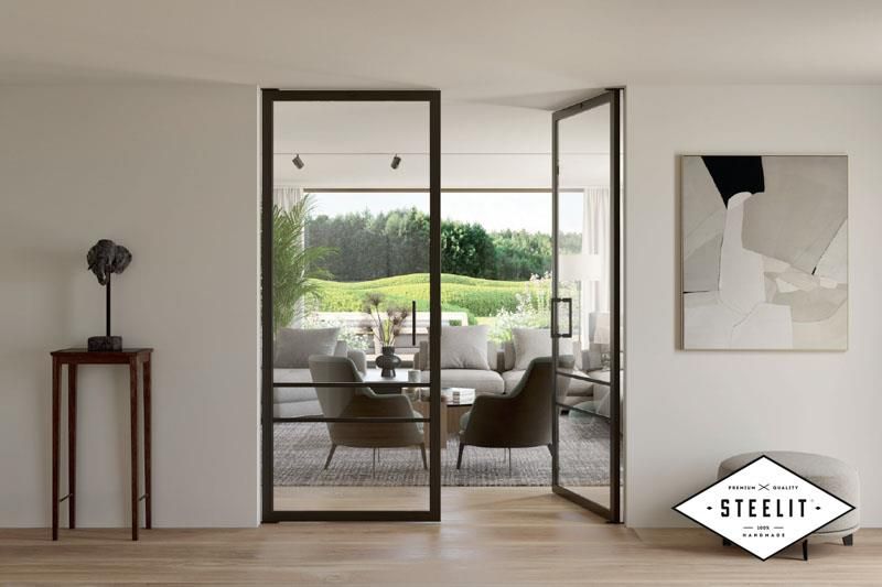 Ein Wohnzimmer mit einer Glasschiebetür und einem Gemälde an der Wand.