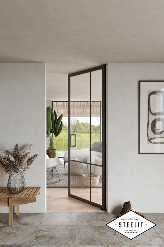 Ein Wohnzimmer mit einer Glasschiebetür und einem Bild an der Wand.