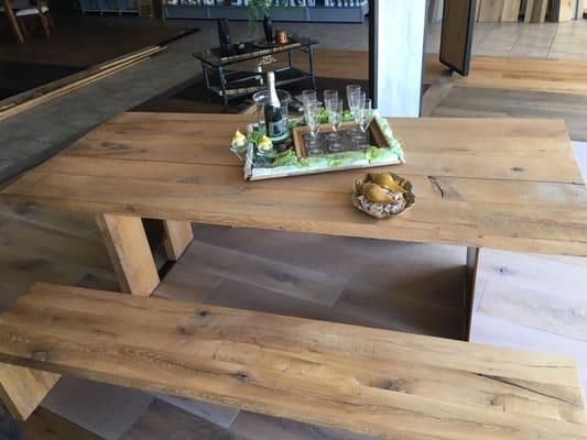 Ein Holztisch mit einem Tablett mit Essen darauf
