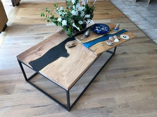 Ein Couchtisch aus Holz mit einer Vase mit Blumen darauf