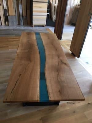 Ein Holztisch mit einem blauen Fluss in der Mitte.