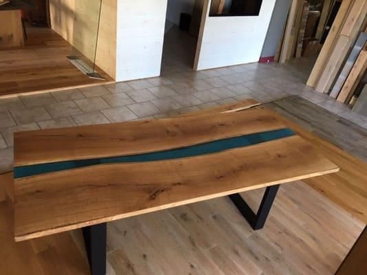 Ein Holztisch mit einem blauen Fluss in der Mitte