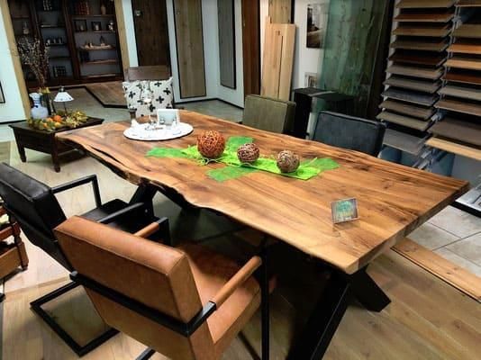 In einem Wohnzimmer stehen ein Holztisch und Stühle.