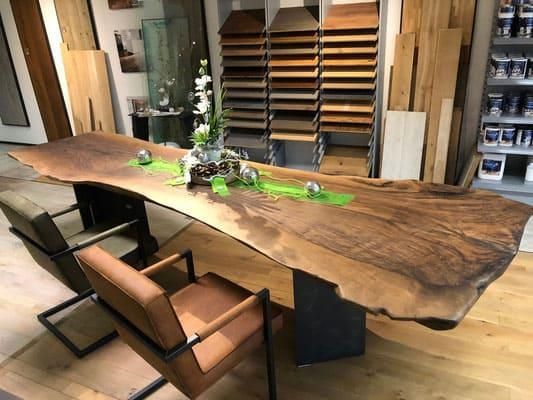 Ein langer Holztisch mit Stühlen in einem Raum