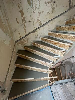 In einem Gebäude wird eine Wendeltreppe eingebaut.