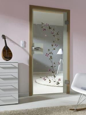 Ein Zimmer mit einer Glastür und einem Stuhl und einer Kommode.