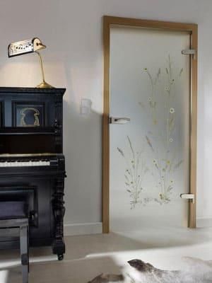 In einem Wohnzimmer steht neben einer Glastür ein Klavier.