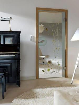 Ein Wohnzimmer mit einem Klavier und einer Glastür.