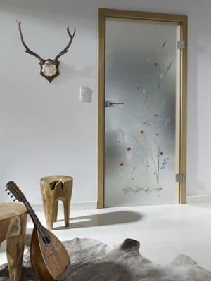 Ein Raum mit einer Tür, einer Gitarre, einem Hocker und einem Hirschkopf an der Wand.