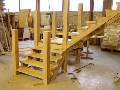 In einer Werkstatt wird eine Holztreppe gebaut