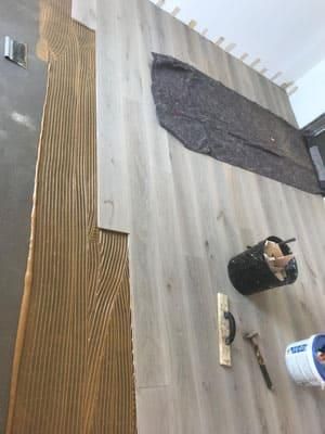 In einem Raum wird ein Holzboden verlegt.