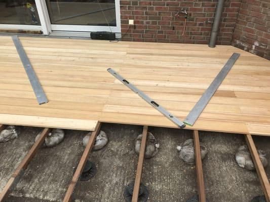 Es wird ein Holzdeck mit einer darauf liegenden Ebene gebaut.