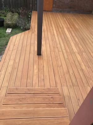 Ein Holzdeck mit Treppen, die hinaufführen.