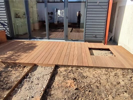 Vor einem Haus wird eine Holzterrasse gebaut