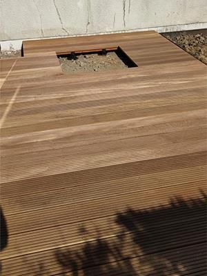 Ein Holzdeck mit einem Loch in der Mitte.