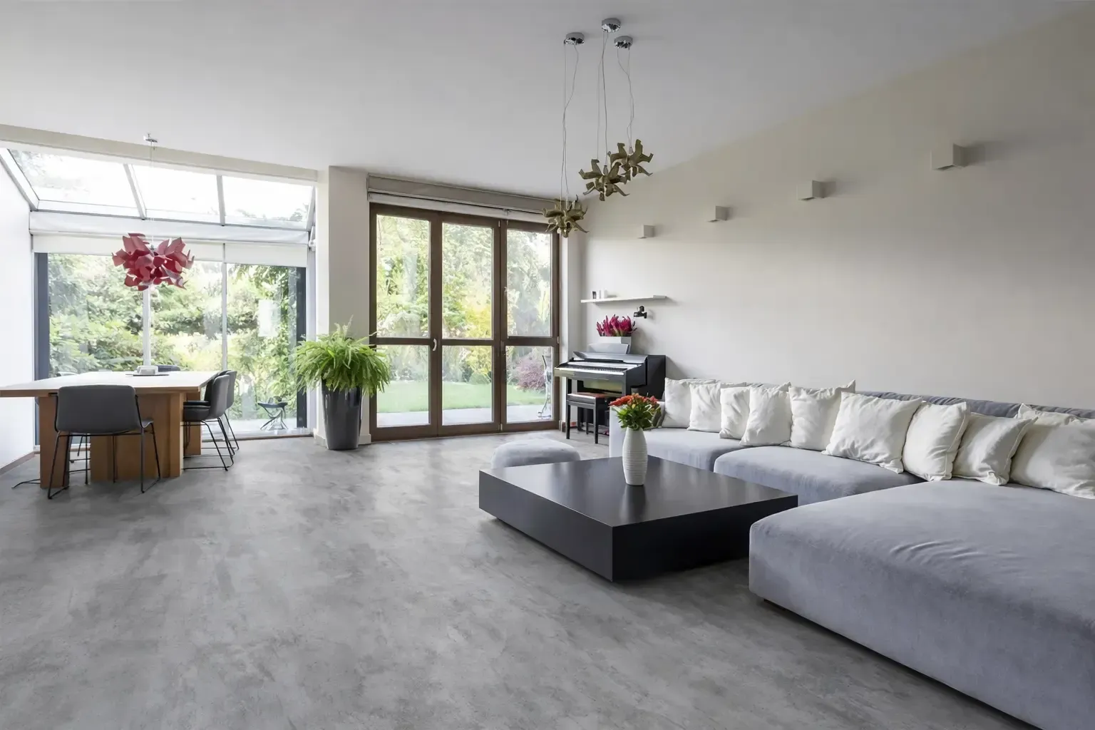 Heller Boden in Betonoptik mit feiner Struktur