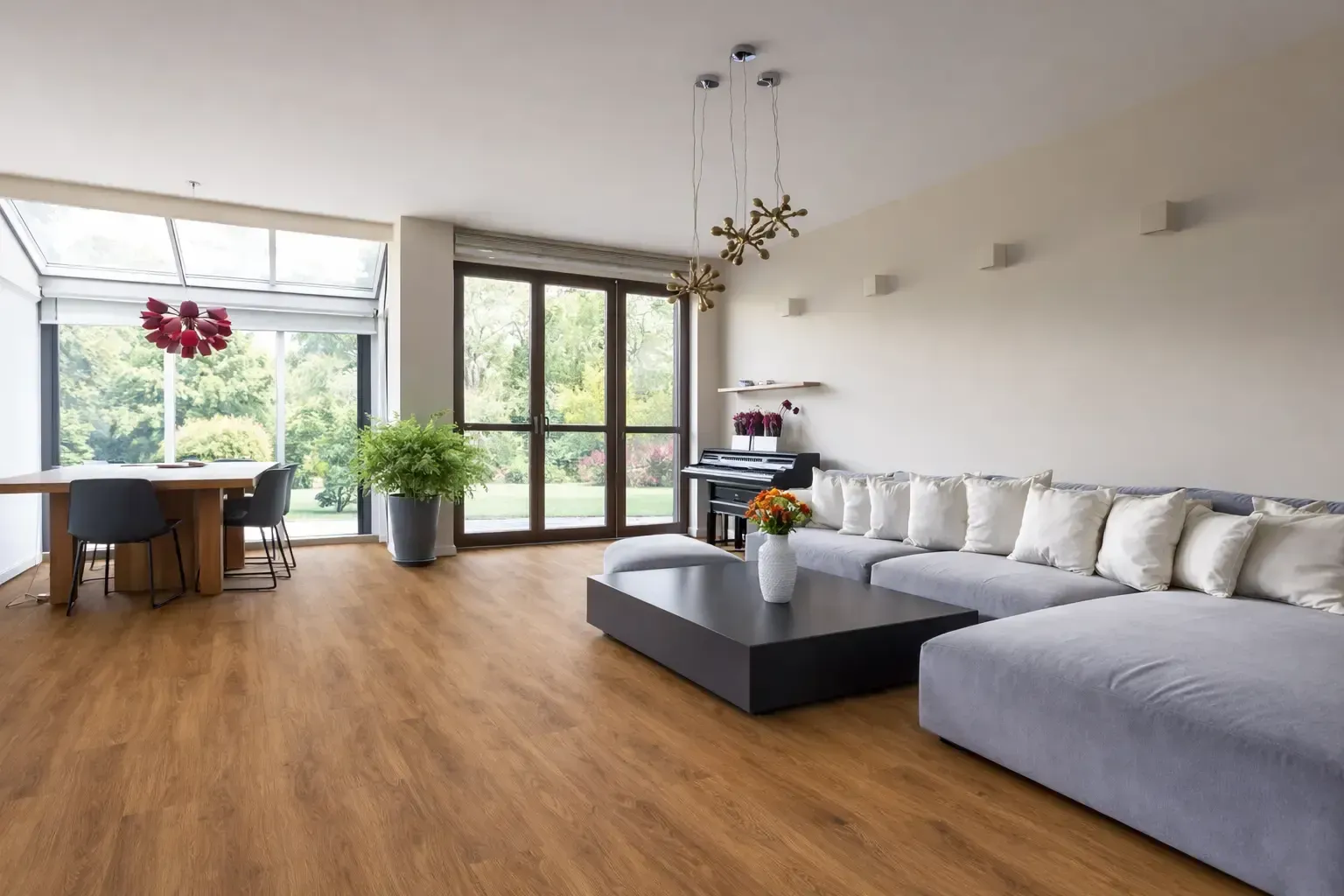 Dunkler Holzboden mit markanter Maserung