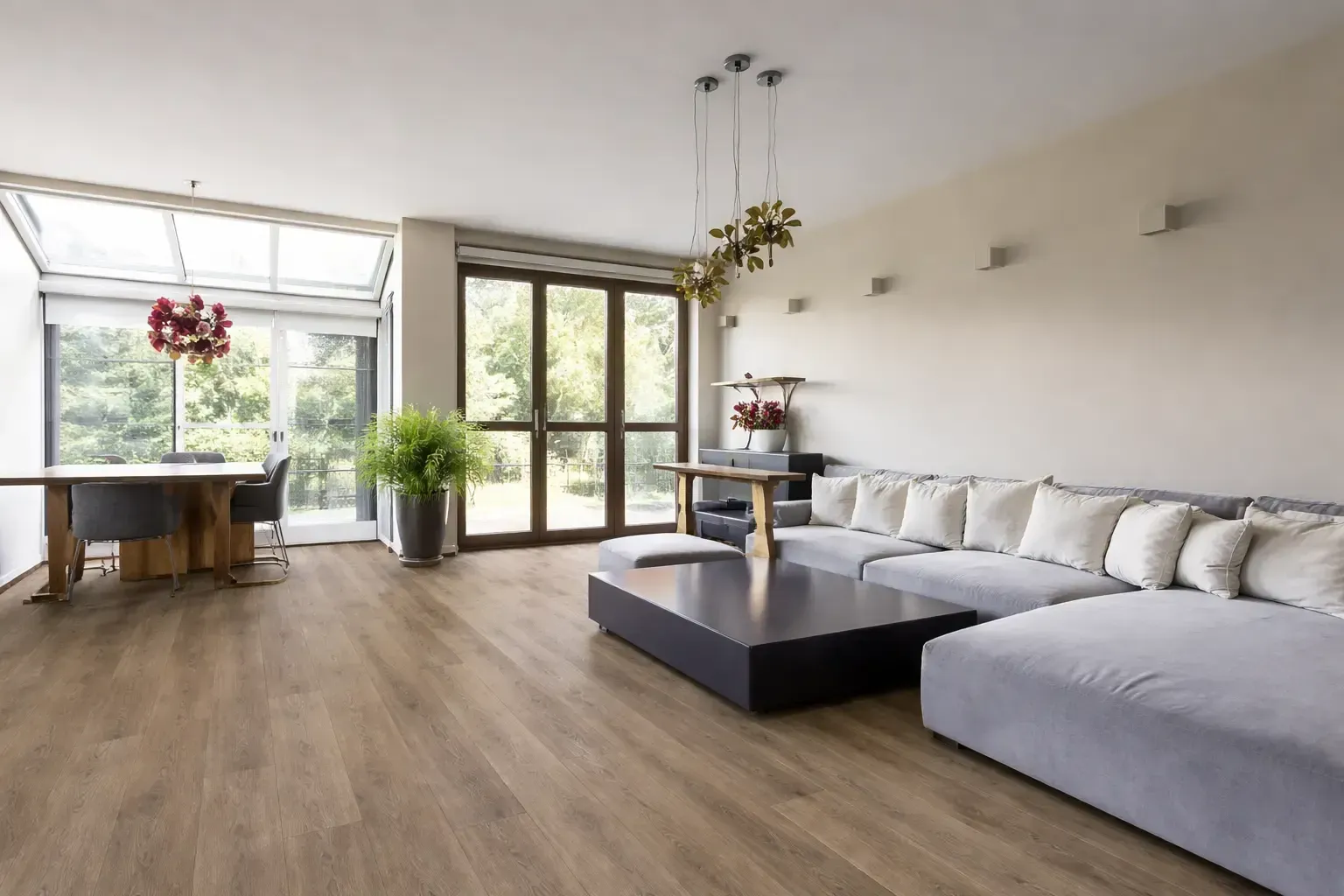 Mittelbrauner Holzboden mit warmer Holzoptik