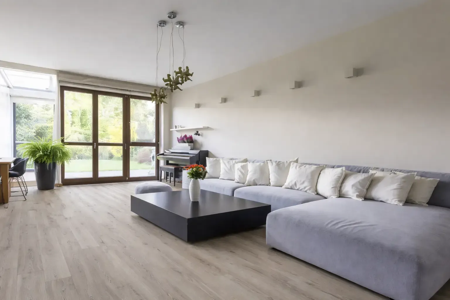 Graubrauner Designboden in Holzoptik mit ruhiger Struktur