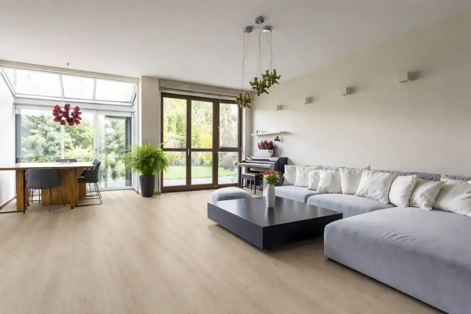 Heller Holzboden mit natürlicher Maserung