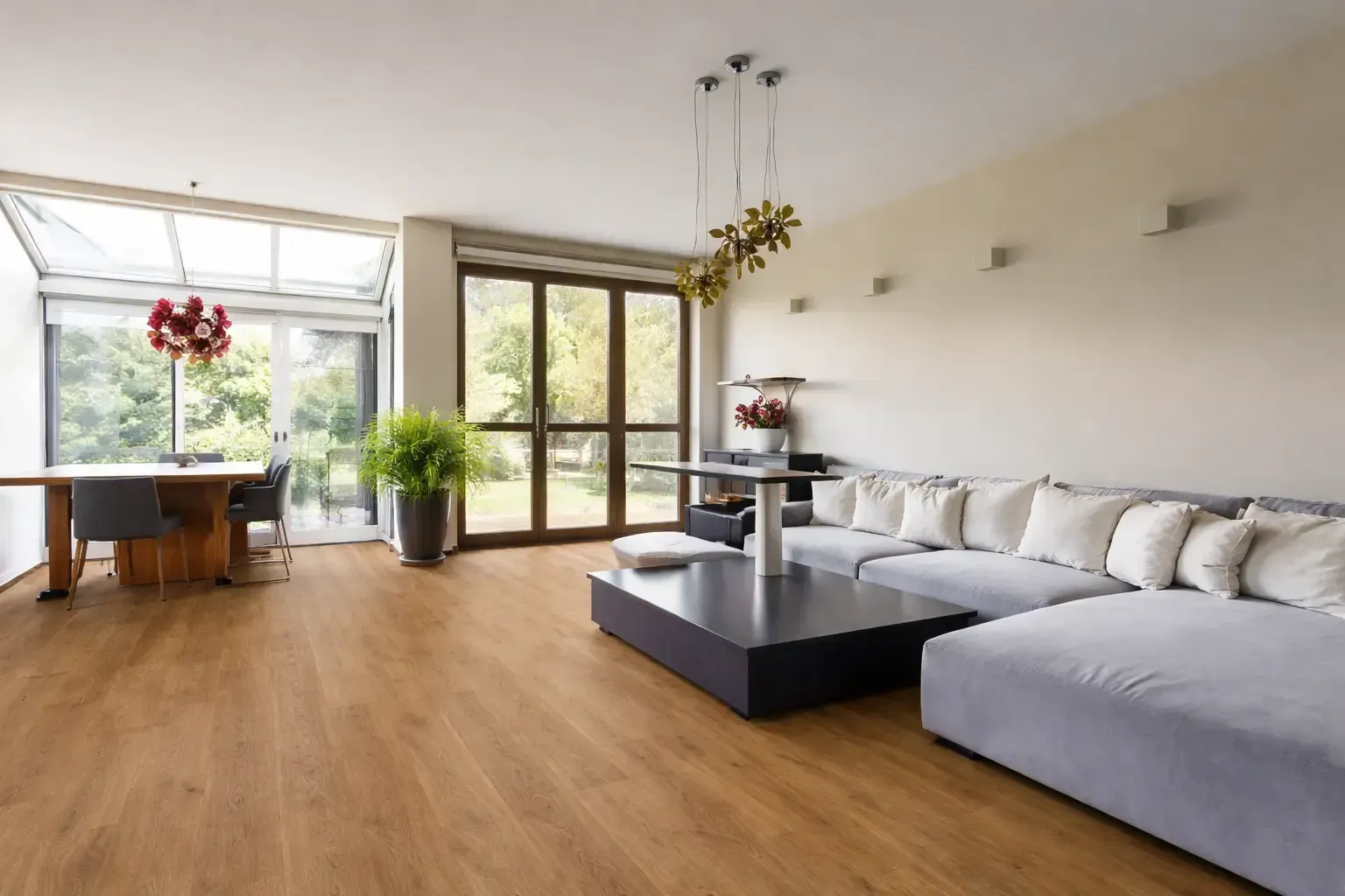 Mittelbrauner Holzboden mit warmer Holzoptik