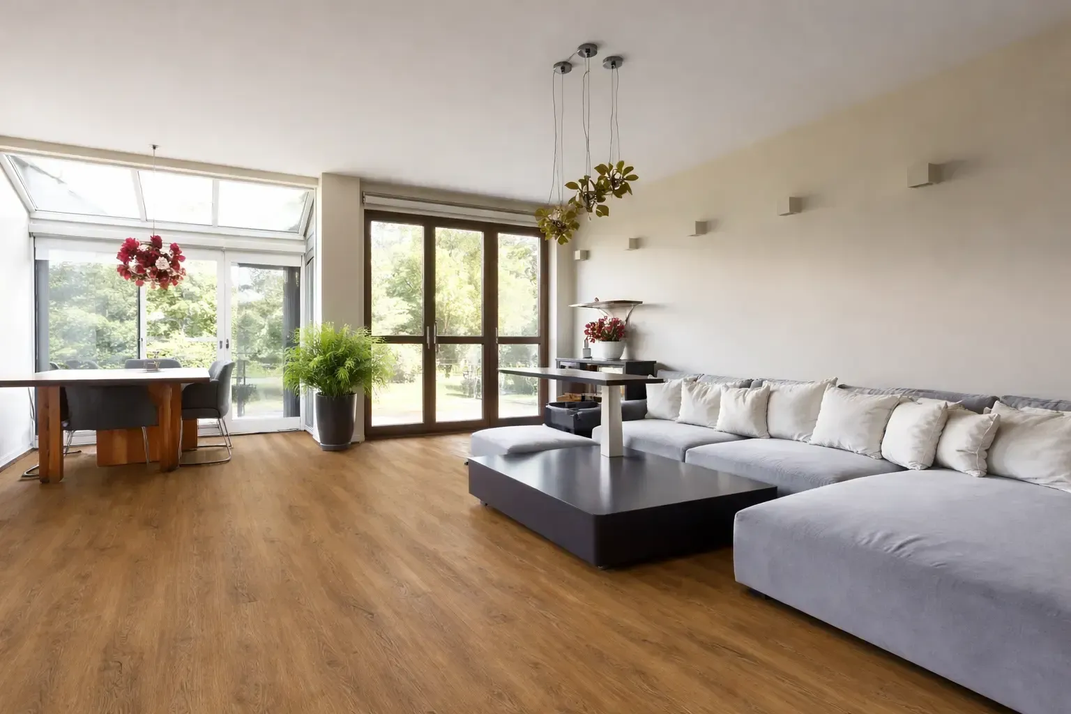 Mittelbrauner Holzboden mit warmer Holzoptik