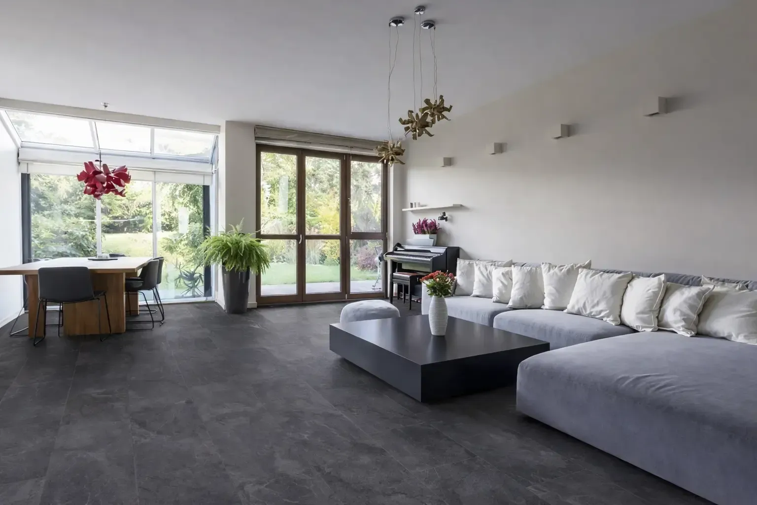 Dunkler Boden in Betonoptik mit natürlicher Steinstruktur 