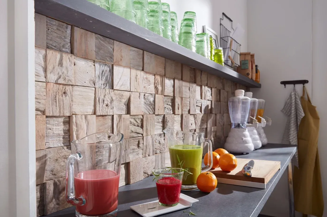 Küche mit Holzblock-Spritzschutz, Getränken und einem Mixer auf der Arbeitsfläche, mit Regalen für Gläser.