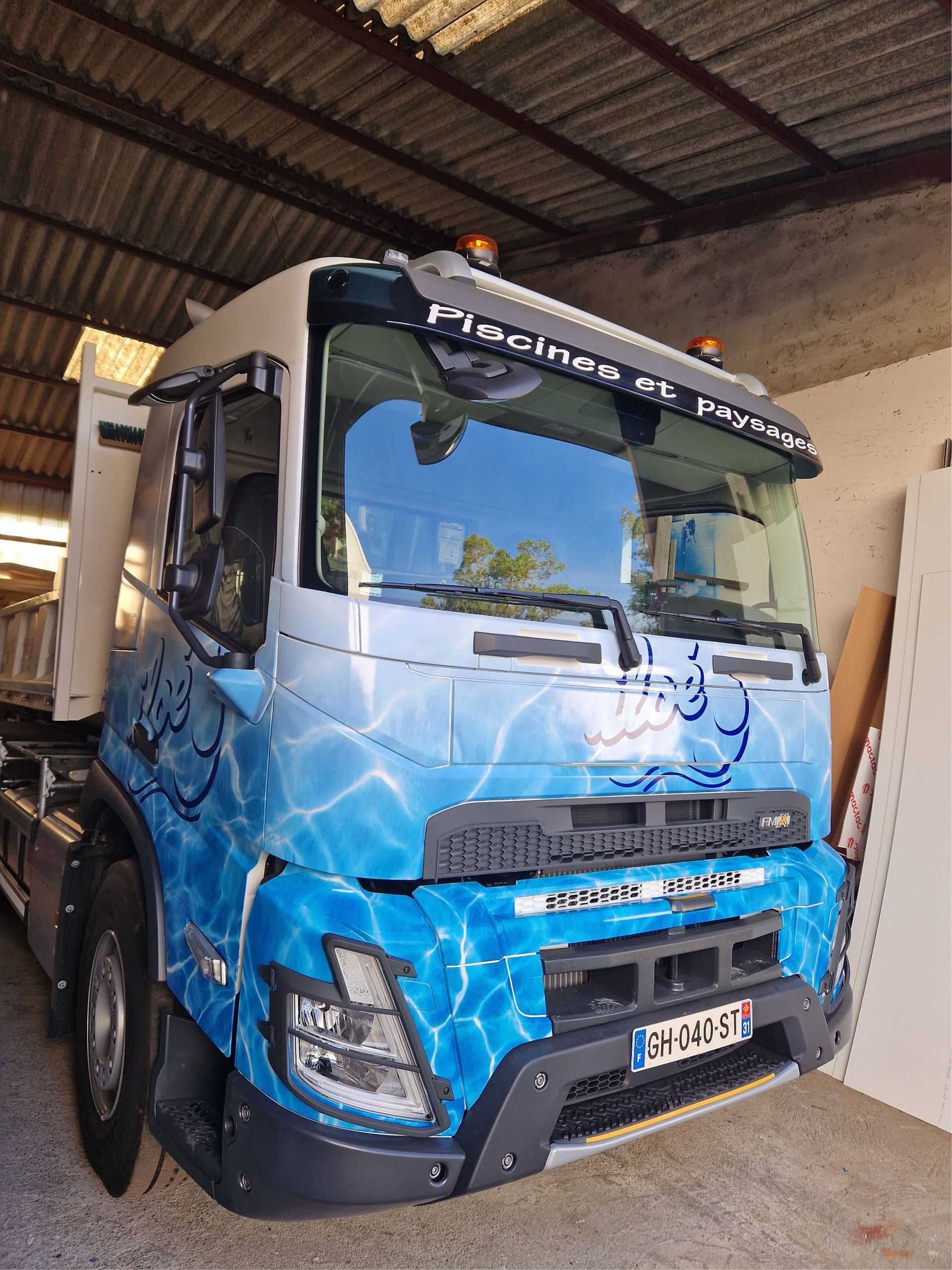 Marquage sur poids lourd bleu