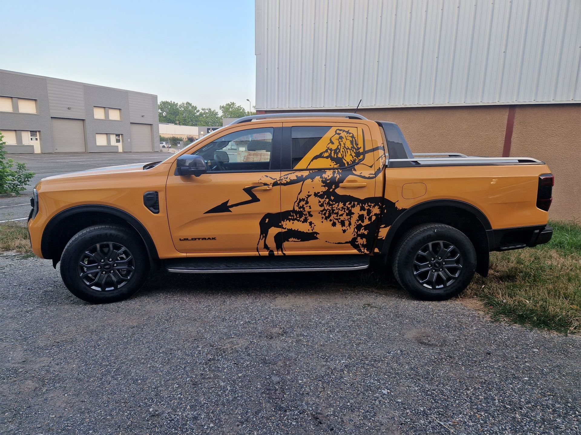 Marquage sur pick up orange