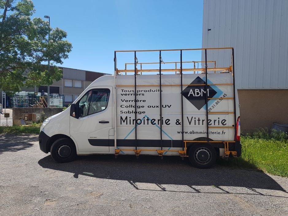 Marquage sur camionette blanche