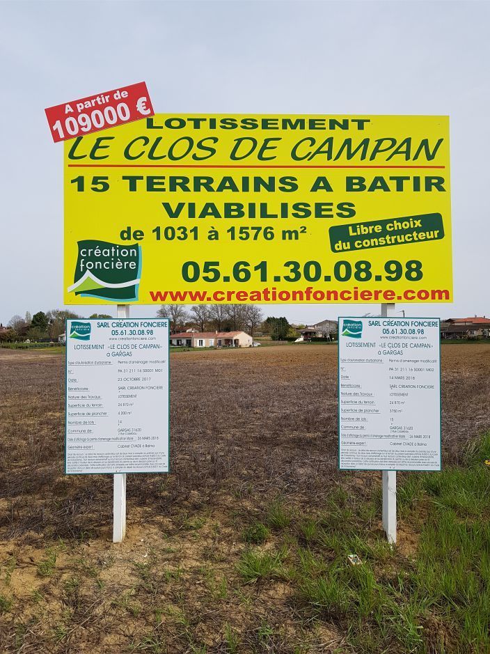 Panneaux jaune et blanc