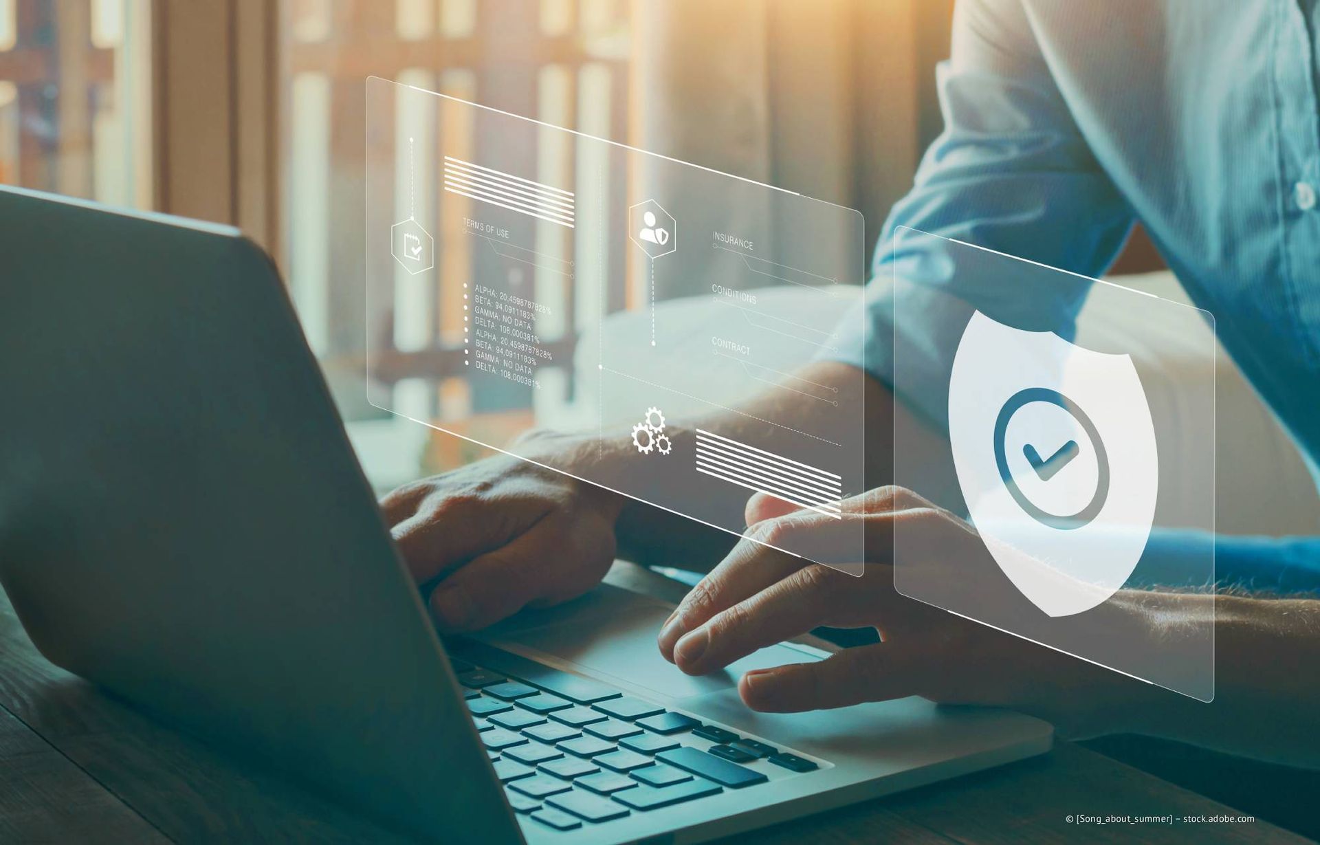 Person, die einen Laptop mit einer Sicherheitsfolie benutzt, die den Datenschutz symbolisiert.