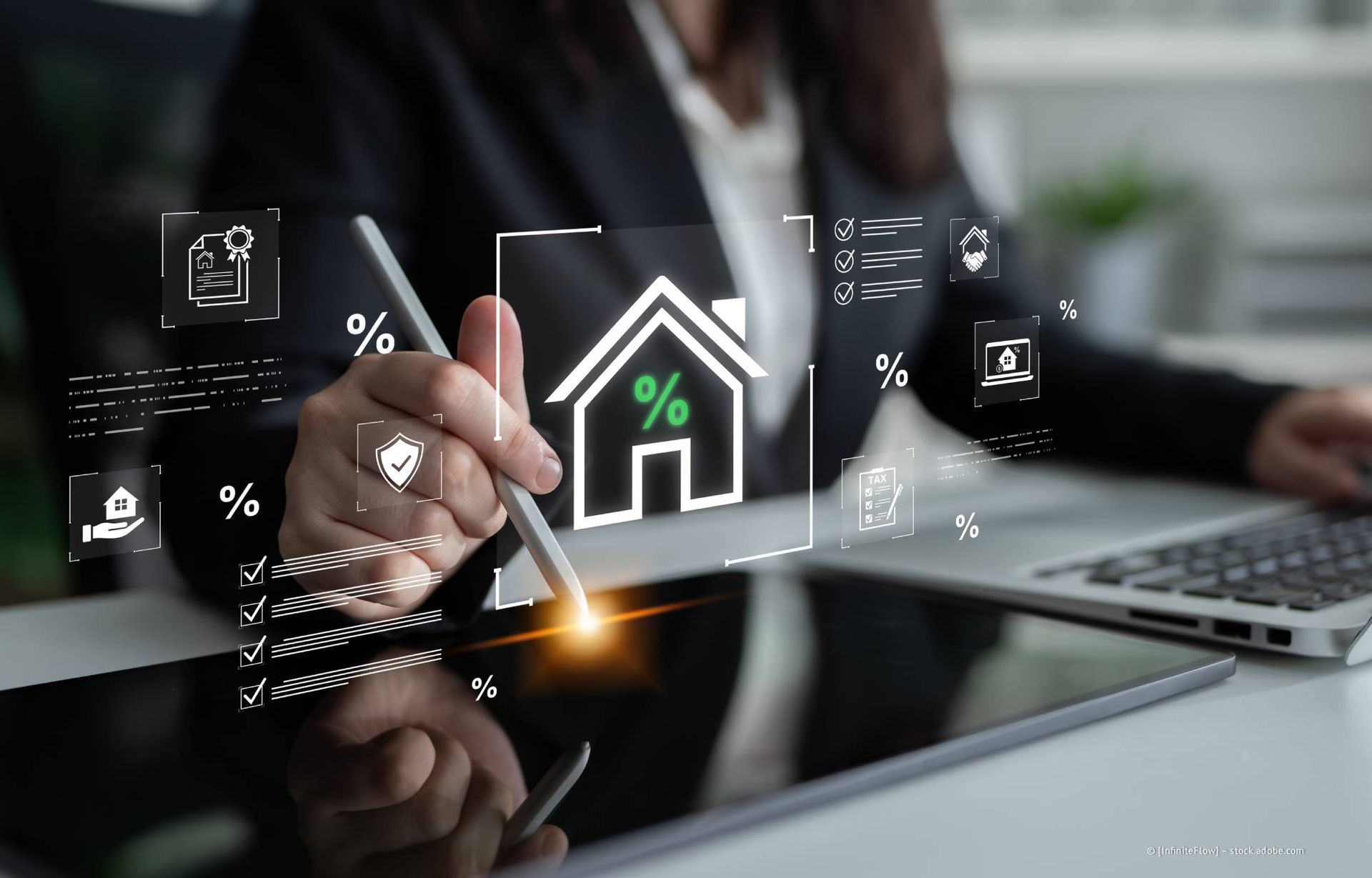Person, die einen Stift auf einem Tablet mit überlagertem Hypothekensymbol benutzt.