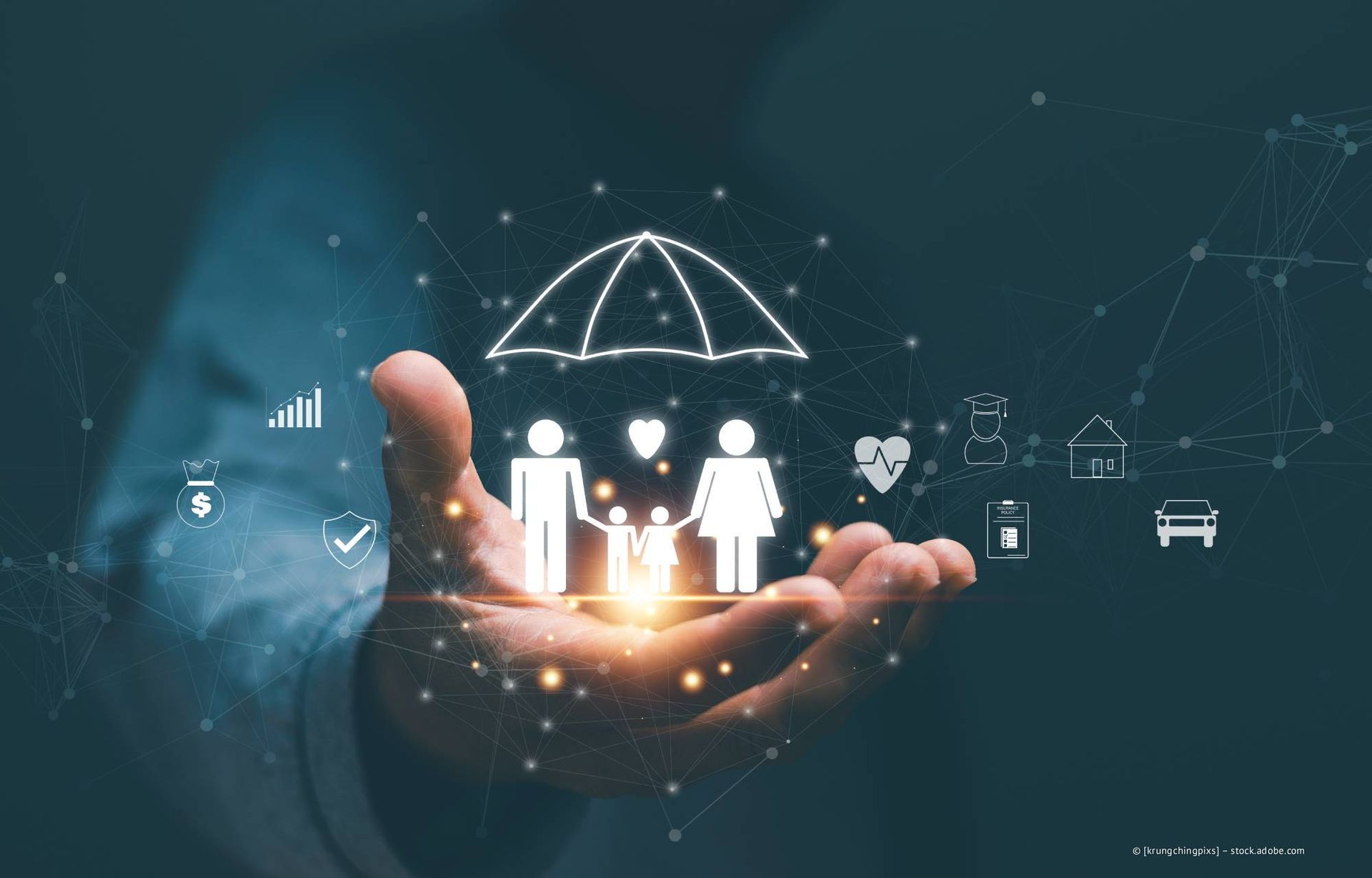 Eine Hand hält ein leuchtendes Familiensymbol unter einem Regenschirm, umgeben von Versicherungssymbolen.