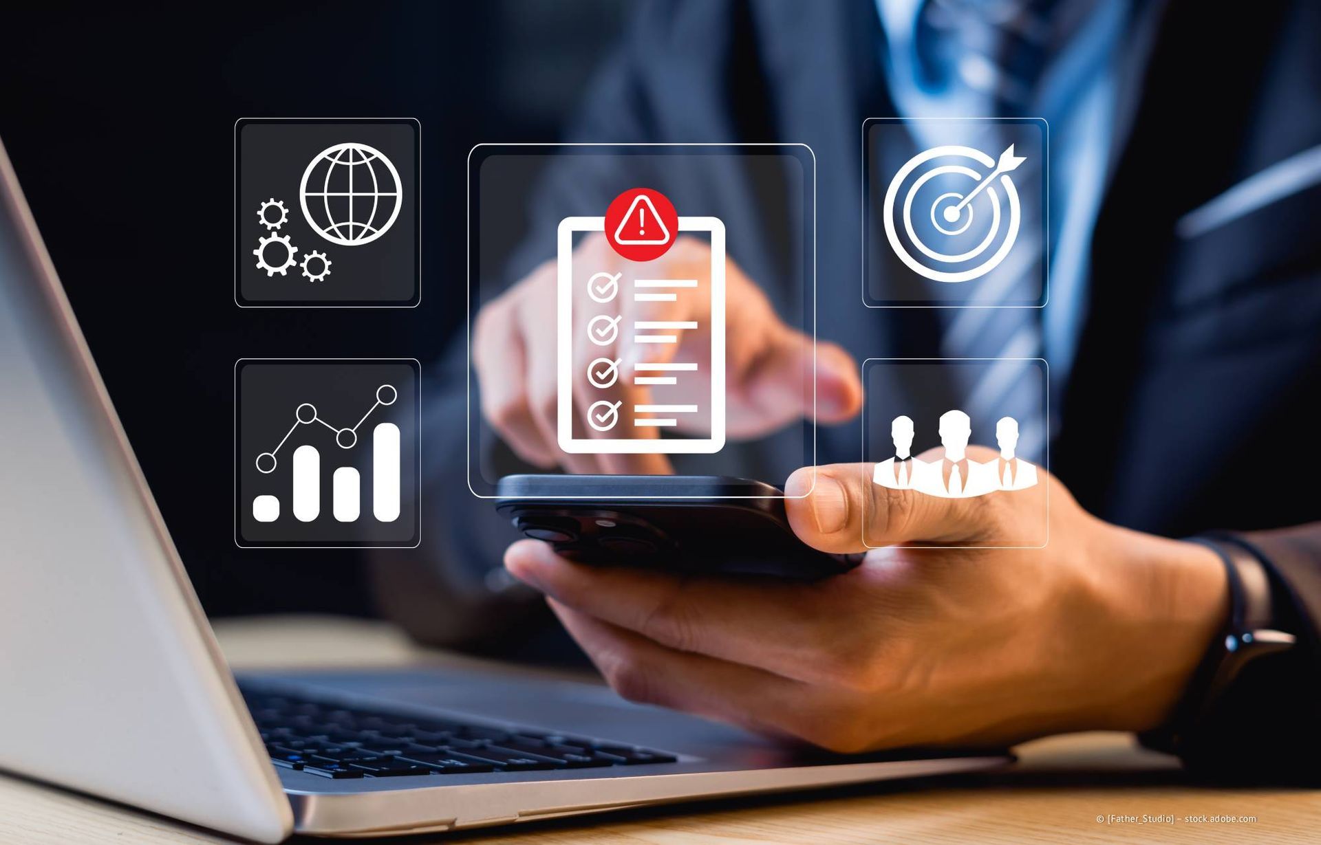 Eine Person benutzt ein Smartphone, auf dessen Bildschirm digitale Symbole für Datenanalyse, Ziele und eine Checkliste eingeblendet sind.