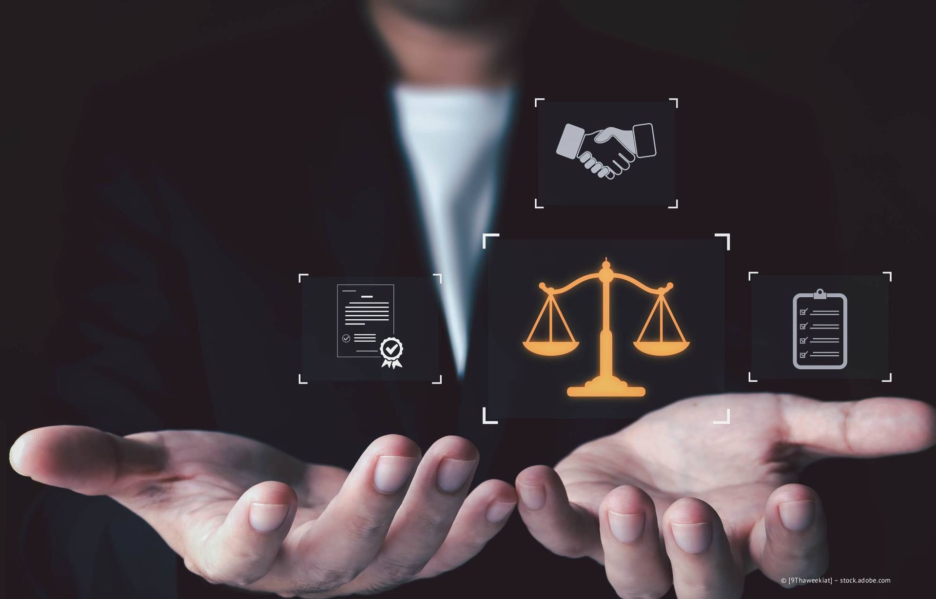 Eine Person hält digitale Symbole von Waage, Dokumenten und Händedruck, die juristische Konzepte repräsentieren.