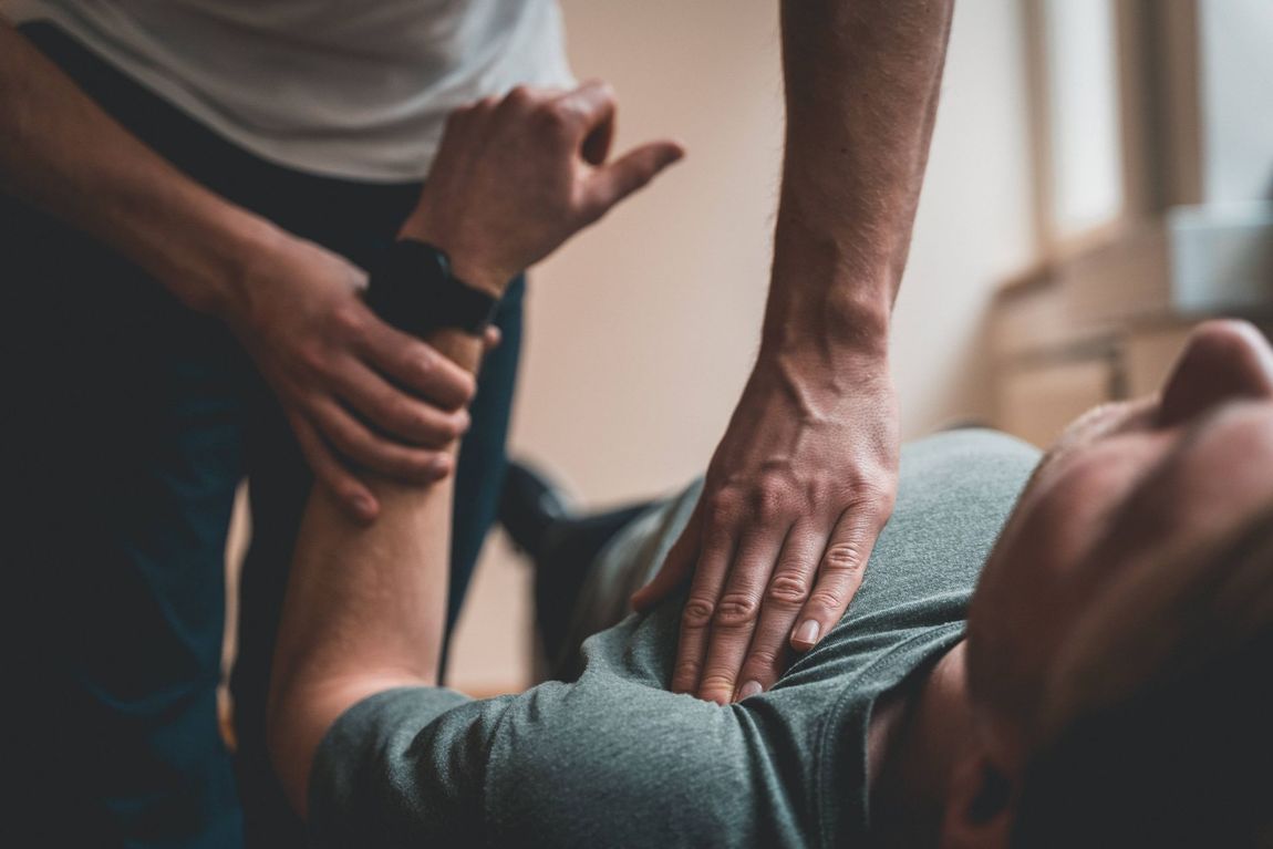 Des mains vérifient le poignet et la poitrine d'une personne lors d'une réanimation cardio-respiratoire.