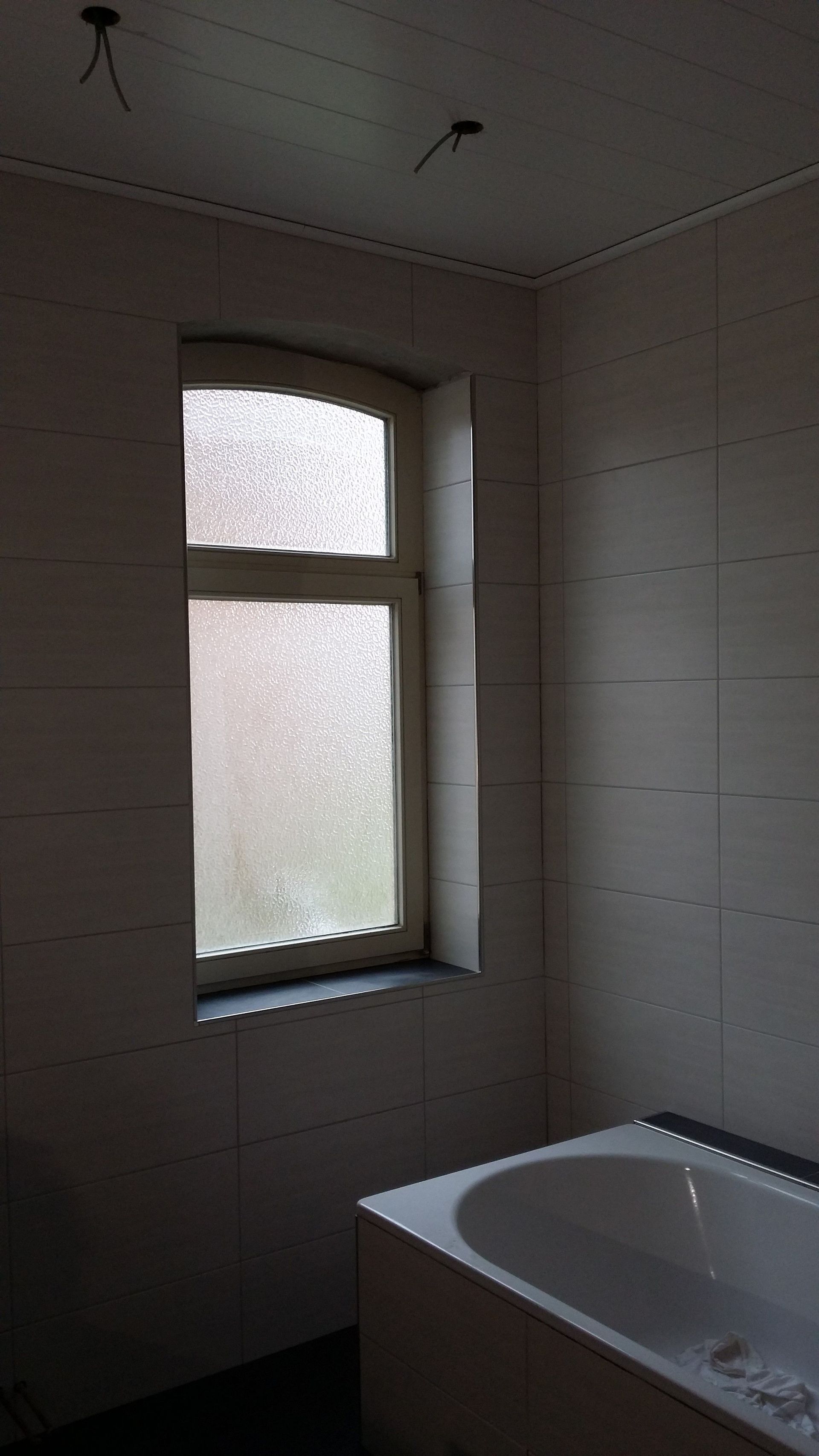 Ein Badezimmer mit Badewanne und Fenster